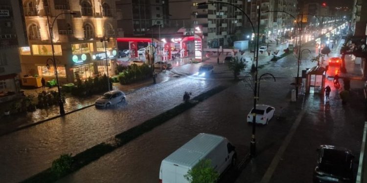 Cizre'de sağanak yağış: Caddeler göle döndü