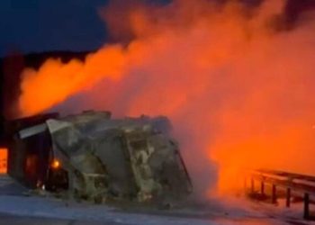 Çorum'da alev alan tırın sürücüsü yanarak öldü