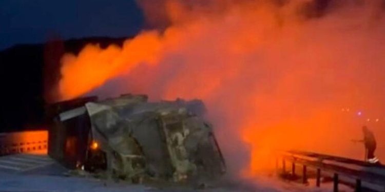 Çorum'da alev alan tırın sürücüsü yanarak öldü
