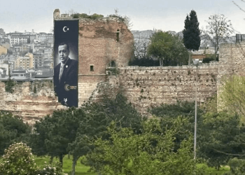 Cumhurbaşkanı Erdoğan'ın İstanbul'un tarihi surlarına asılan yasa dışı pankartı kaldırıldı