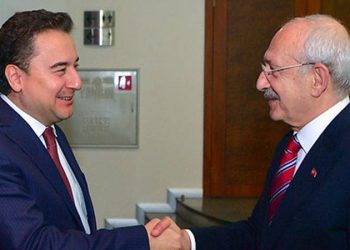 Habertürk yazarı Muharrem Sarıkaya, DEVA Partisi Genel Başkan Yardımcısı İdris Şahin'le görüştüğünü belirterek, "Parti yönetimi bütün il ve ilçe teşkilatlarına Genel Başkan Ali Babacan’ın ismi ve resminden biraz daha büyük ölçütte CHP lideri ve Millet İttifakı Cumhurbaşkanı adayı Kemal Kılıçdaroğlu’nun resimlerinin asılması talimatı vermiş" bilgisini paylaştı.