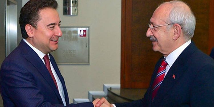 Habertürk yazarı Muharrem Sarıkaya, DEVA Partisi Genel Başkan Yardımcısı İdris Şahin'le görüştüğünü belirterek, "Parti yönetimi bütün il ve ilçe teşkilatlarına Genel Başkan Ali Babacan’ın ismi ve resminden biraz daha büyük ölçütte CHP lideri ve Millet İttifakı Cumhurbaşkanı adayı Kemal Kılıçdaroğlu’nun resimlerinin asılması talimatı vermiş" bilgisini paylaştı.