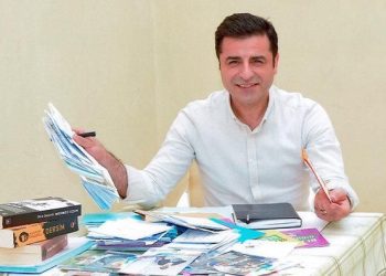 Yaklaşık 6,5 yıldır Edirne Cezaevi’nde tutuklu bulunan eski HDP Eş Genel Başkanı Selahattin Demirtaş, Emek ve Özgürlük İttifakı’nın cumhurbaşkanı adayı çıkarmama kararına, başta Cumhurbaşkanı Recep Tayyip Erdoğan olmak üzere Cumhur İttifakı’ndan gelen eleştirilere, “Erdoğan, HDP’nin ve Kürtlerin oyunu alabileceğinden emin olsa HDP Genel Merkezi'nin önüne çadır kurar, orada yatar kalkardı” sözleriyle yanıt verdi.
