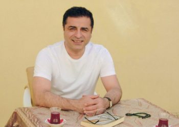 Demirtaş’tan AKP’lilere: Milletin parasını çalmak mı yoksa seccadeye yanlışlıkla basmak mı günah?