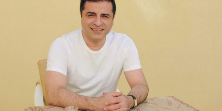 Demirtaş’tan AKP’lilere: Milletin parasını çalmak mı yoksa seccadeye yanlışlıkla basmak mı günah?