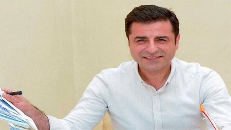 Demirtaş’tan AKP’lilere tepki: ‘Milletin parasını çalmak mı yoksa seccadeye yanlışlıkla basmak mı günah?’