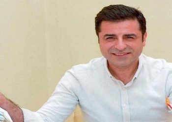 Demirtaş’tan AKP’lilere tepki: ‘Milletin parasını çalmak mı yoksa seccadeye yanlışlıkla basmak mı günah?’