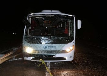 Deprem bölgesinde çalışan personelini taşıyan midibüs devrildi: Üç ölü, 19 yaralı