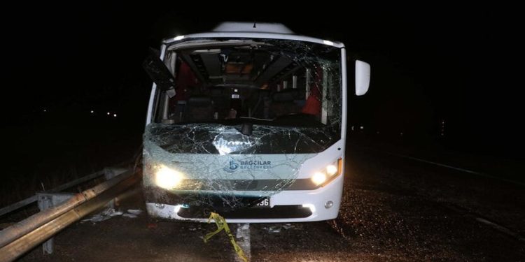 Deprem bölgesinde çalışan personelini taşıyan midibüs devrildi: Üç ölü, 19 yaralı