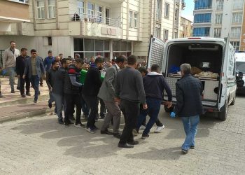 Depremde eşi ve iki çocuğu ölen öğretmen kızını yaralayıp, intihar etti
