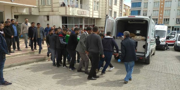 Depremde eşi ve iki çocuğu ölen öğretmen kızını yaralayıp, intihar etti