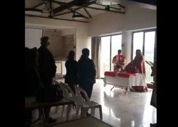 Depremde kilisesi hasar gören Ermeni toplumu Paskalya ayinini taziye salonunda yaptı