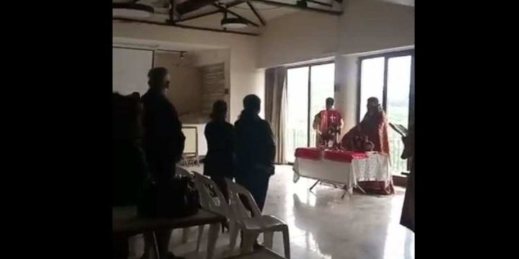 Depremde kilisesi hasar gören Ermeni toplumu Paskalya ayinini taziye salonunda yaptı