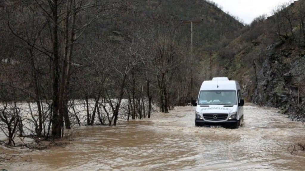 Dersim'de sağanak yağış: Munzur Çayı üç ayrı noktada taştı