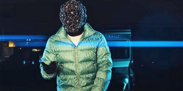 İngiltere Premier Ligi bu sezon, yarattığı heyecanın yanı sıra bir de gizemli rapçi çıkardı. Dide adını kullanan ve Thrill adlı şarkısı YouTube’da şimdiden 500 bin izlenen futbolcunun, sezon devam ederken, gizlice şarkı kaydedip üstüne bir de klip çekecek kadar zaman bulmayı başardığı görülüyor.