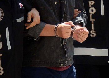 umhurbaşkanlığı ve genel seçimlere 19 gün kala 21 kentte düzenlenen ev baskınlarında aralarında gazeteciler, siyasetçiler, avukatlar ve sanatçıların bulunduğu çok sayıda kişi gözaltına alındı.