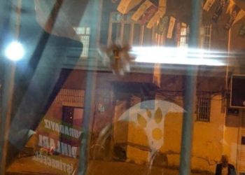 Diyarbakır'da Yeşil Sol Parti seçim bürosuna kurşun isabet etti