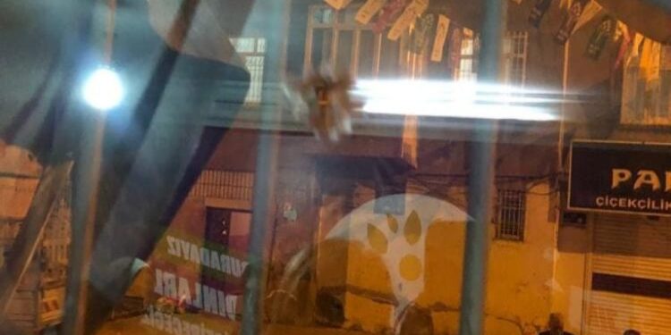 Diyarbakır'da Yeşil Sol Parti seçim bürosuna kurşun isabet etti