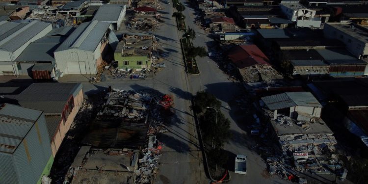 Diyarbakır’da ağır hasarlı binanın yıkımı depremlerden iki ay sonra başladı