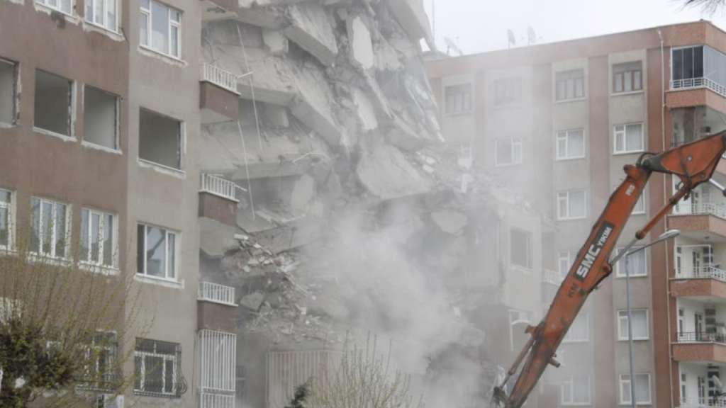 Diyarbakır’da bir kısmı yıkılan bina çöktü