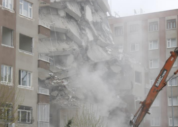 Diyarbakır’da bir kısmı yıkılan bina çöktü