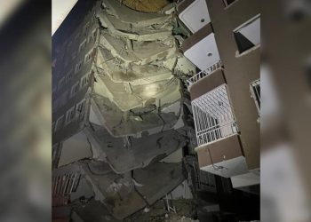 Diyarbakır'da depremlerde ağır hasar gören binanın bir kısmı çöktü