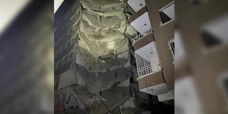 Diyarbakır'da depremlerde ağır hasar gören binanın bir kısmı çöktü