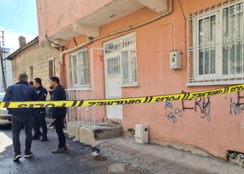 Diyarbakır’da korkunç cinayet! Eşini eşarpla boğarak, kuzenini bıçaklayarak öldürdü