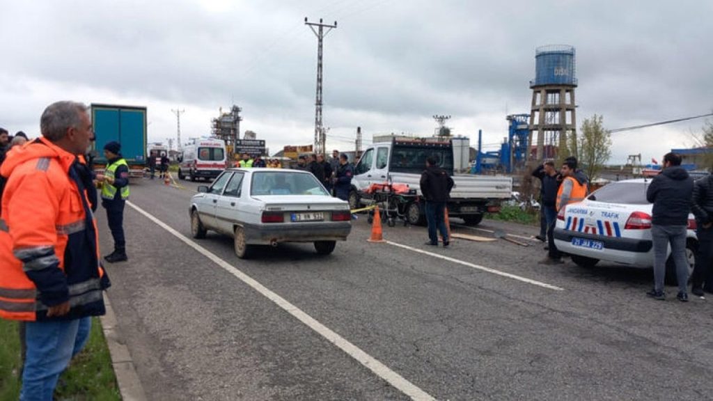 Diyarbakır'da yol çalışması yapan işçilere araç çarptı: Üç ölü, bir yaralı