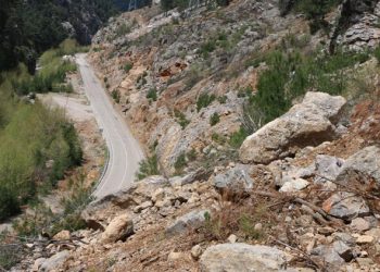 Dört öğretmenin öldüğü yolda kaya tehlikesi sürüyor