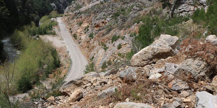 Dört öğretmenin öldüğü yolda kaya tehlikesi sürüyor