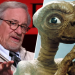 ET filminin ilk versiyonundaki silahları 20 yıl sonra telsizle değiştiren Spielberg pişman: “Bunu asla yapmamalıydım”