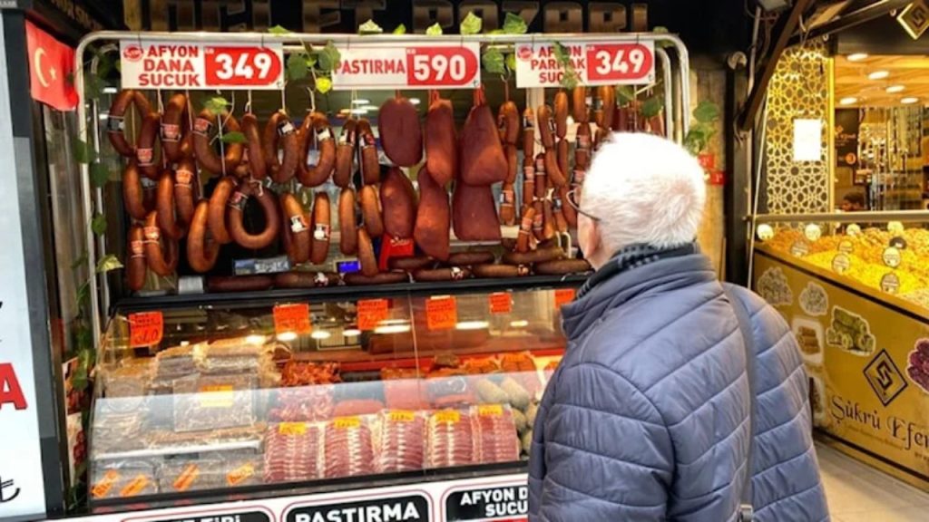 Eminönü esnafı: Alım gücü çok düştü, insanlar yemeden içmeden kesiyor