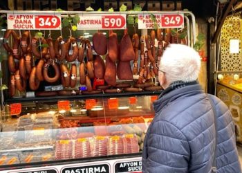 Eminönü esnafı: Alım gücü çok düştü, insanlar yemeden içmeden kesiyor