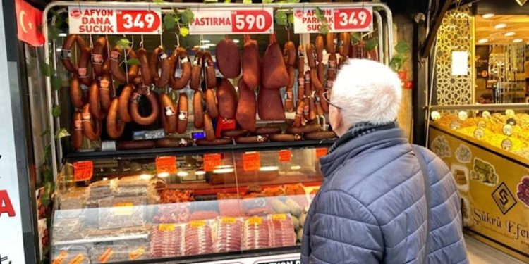 Eminönü esnafı: Alım gücü çok düştü, insanlar yemeden içmeden kesiyor