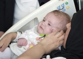 Enkazdan 128 saat sonra kurtarılan bebek annesine kavuştu