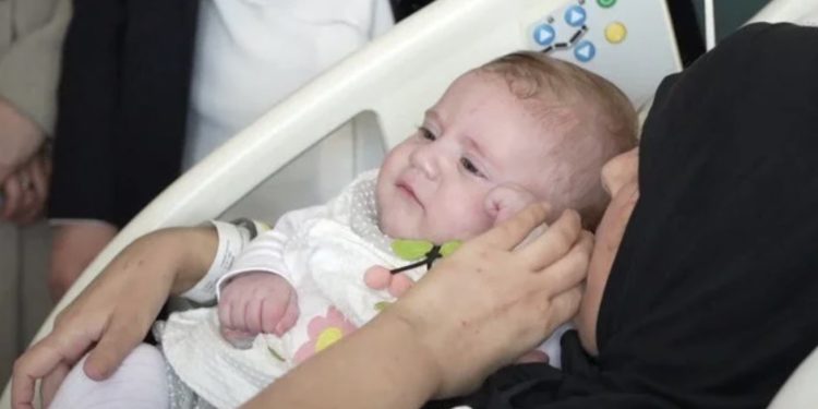 Enkazdan 128 saat sonra kurtarılan bebek annesine kavuştu