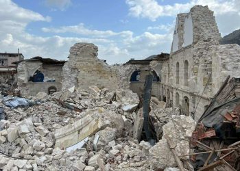 Enkazın arasında Paskalya Bayramı: Patrik Yuhanna yıkılan kilisede ayin yönetti