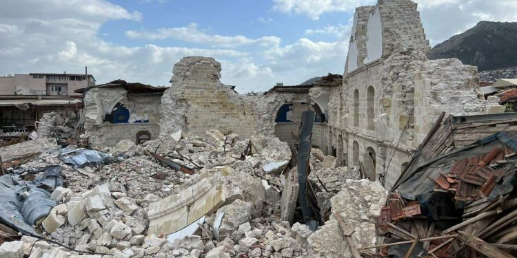 Enkazın arasında Paskalya Bayramı: Patrik Yuhanna yıkılan kilisede ayin yönetti