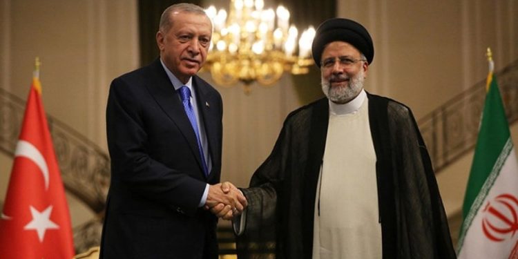 Erdoğan, İranlı mevkidaşı Reisi ile telefonda görüştü: Şiddet sarmalı önlenmeli