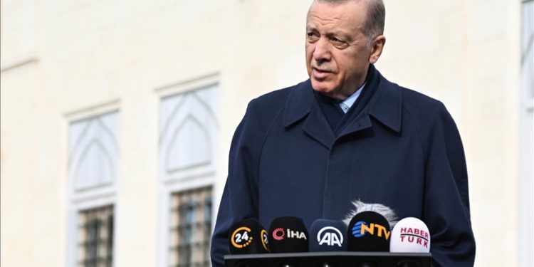 Cumhurbaşkanı Recep Tayyip Erdoğan, Karadeniz'deki doğal gaz projesine ilişkin, "Nasip olursa 20 Nisan arife doğal gazımızı çıkarıyoruz. Şu anda bütün planlamalar, hesaplar buna göre." dedi.