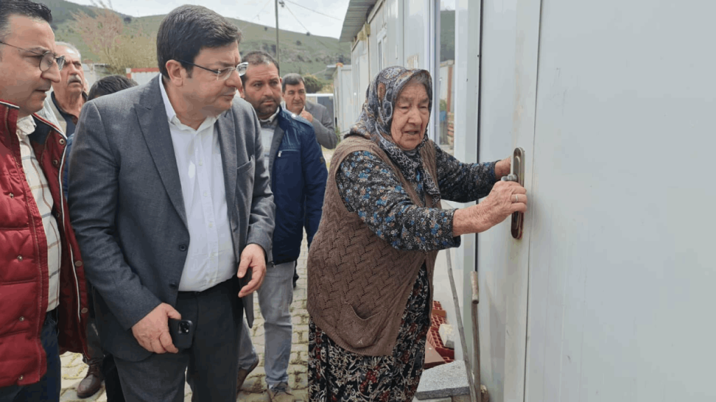 Erdoğan deprem konutlarını '1 yıl içinde teslim edeceğim' diyor ama... Çanakkale'de 86 depremzede aile 2017'den beri evlerine kavuşamadı