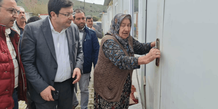 Erdoğan deprem konutlarını '1 yıl içinde teslim edeceğim' diyor ama... Çanakkale'de 86 depremzede aile 2017'den beri evlerine kavuşamadı