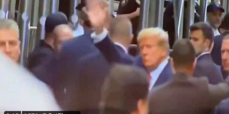 Eski ABD Başkanı Trump, resmen gözaltında