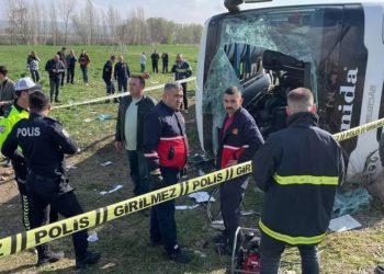 Eskişehir’de işçi servisi şarampole uçtu: 3 ölü, 31 yaralı
