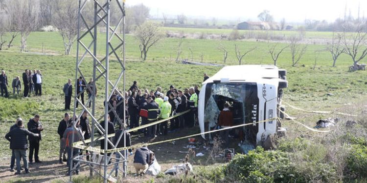 Eskişehir'de işçi taşıyan otobüs devrildi: Üç ölü, 31 yaralı