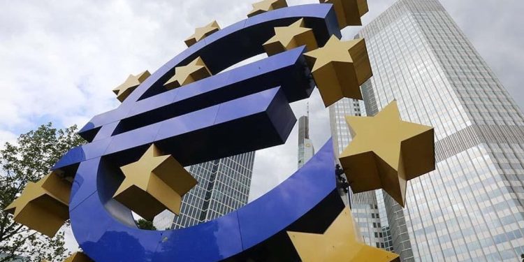 Euro Bölgesi yüzde 0,1'le resesyondan kurtuldu