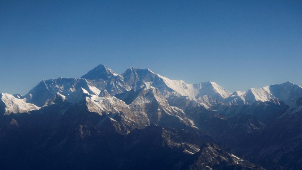 Everest'e 10 kez çıkan dağcı Annapurna'dan inişte öldü