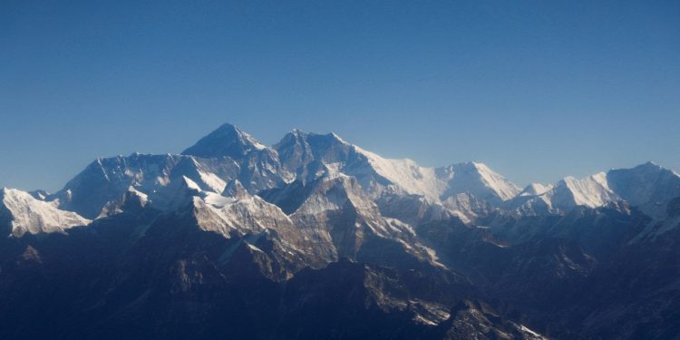 Everest'e 10 kez çıkan dağcı Annapurna'dan inişte öldü