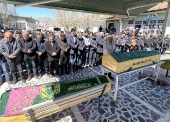 Evlerinde ölü bulunan 6 kişinin cenazesi defnedildi